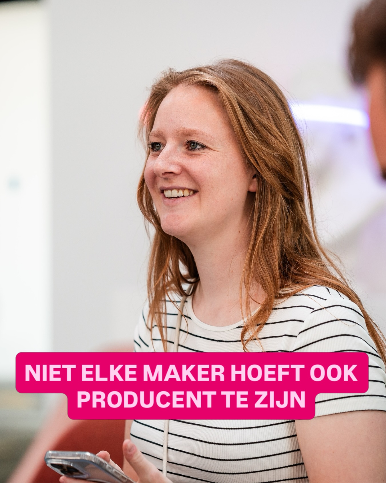 Het valt me op hoeveel creatieve makers nog steeds hun eigen event proberen te organiseren. Ik snap het ook wel. Niet altijd omdat je dat zo graag wilt, maar vaak omdat het zo loopt. Er zijn financiële en praktische overwegingen en soms lijkt het gewoon de snelste manier om iets voor elkaar te krijgen. (Ik herken die ongeduldigheid ook wel..)

Je hebt een idee en je wilt dat delen met een publiek. Voor je het weet ben je bezig met organiseren. Je regelt de locatie van je dromen, huurt techniek in, brengt het publiek op de hoogte en maakt een planning waar alles in moet passen.

En ergens tijdens dat regelen is er wellicht een moment waarop je je afvraagt waarom je eigenlijk niet bezig bent met het maken van je kunst. Het werk waar het uiteindelijk om gaat, het werk dat je juist aan een groter publiek wilt laten zien. (Want waarom zit je anders ineens in de organisatiemodus?)

Misschien hoort dat moment er ook gewoon bij. Dat je even bij jezelf nagaat, dit is toch niet helemaal waarom ik hiermee begonnen ben.

En weet je.. wat nou als ik je vertel dat niet elke maker ook producent hoeft te zijn. (Schoenmaker blijf bij je leest, wordt ook wel eens gezegd.) Soms helpt het als iemand anders dat deel op zich neemt. Je weet wel, degene voor wie dat organiseren hun werk is. Zodat jij weer kunt doen waar het ooit om begon. Het maken zelf..