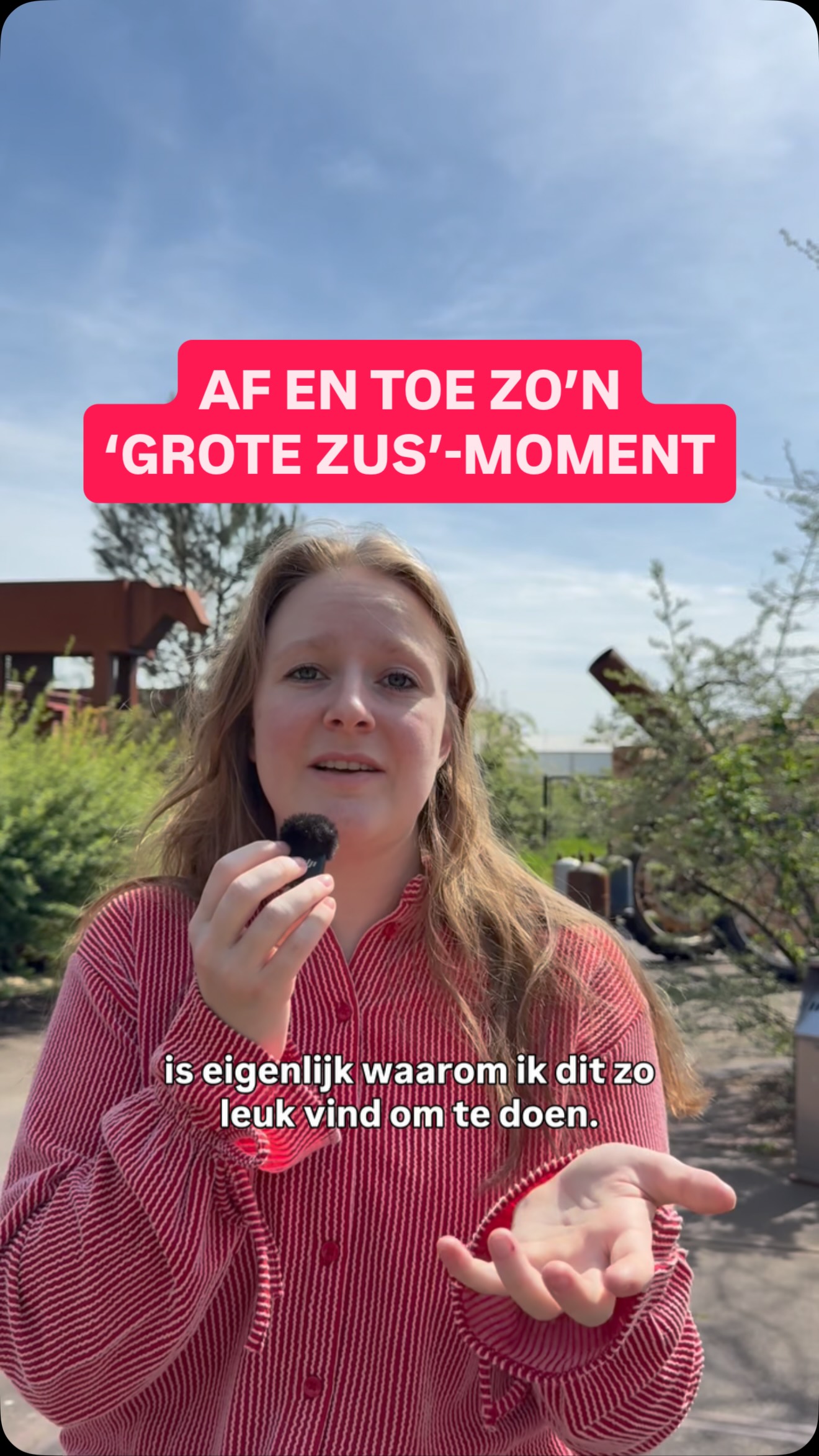 Dit is zo’n week waarin iedereen leeft op tape, koffie en gewoon doorgaan.

En ik? Ik heb dan af en toe een ‘grote zus’-moment. Meekijken, vooruitdenken en op tijd zeggen ‘check dit nu even, dan scheelt het je straks stress’. Dit is waarom ik dit zo leuk vind.

Ik herken het. Ik heb die stressvolle expositieweek zelf ook gehad als oud-student theatervormgeving. Trots, chaos, weinig slaap en toch door.

En daarom geef ik met liefde mijn productiekneepjes door in de praktijk. Kleine grote brandjes blussen, even meekijken en af en toe een peptalk.

En dan dat moment waarop alles staat. Dat je met z’n allen trots denkt ‘we hebben dit weer geflikt’.

Als productiepartner sta ik naast de makers. Sparren, leunen en samenwerken, dat is veel leuker dan voor iemand werken.