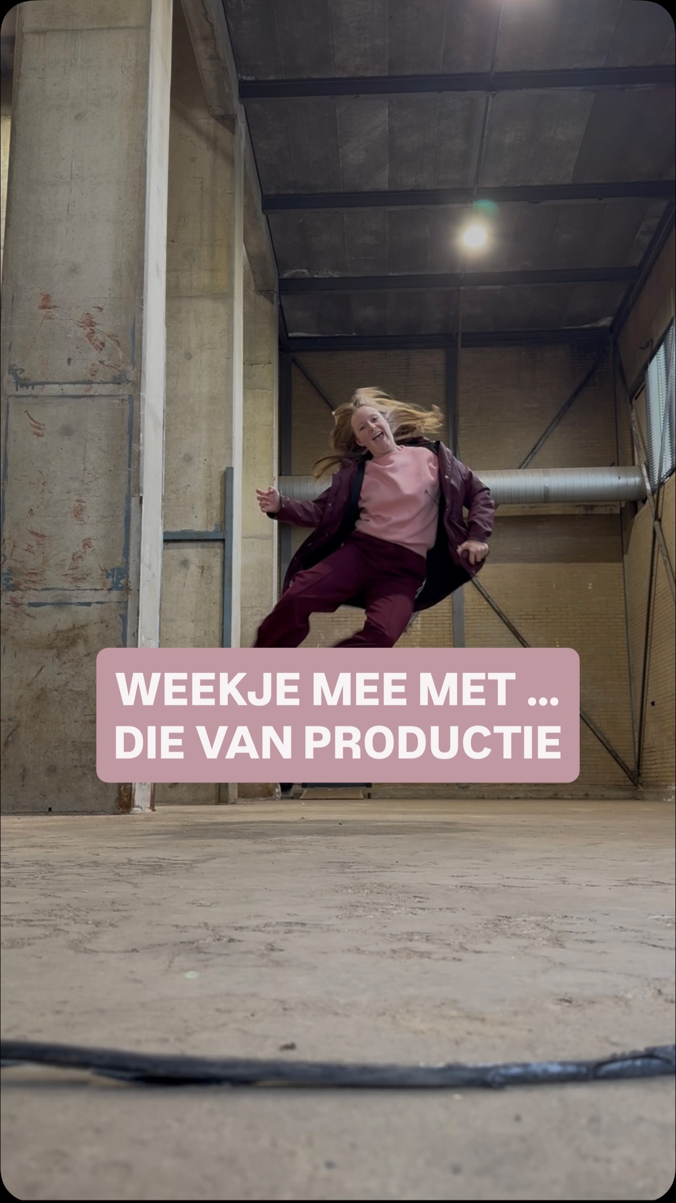 Als bezoeker zie je vooral die ene expositiedag. 

Maar wat je niet ziet, is hoe @brutus.rotterdam er een paar dagen eerder nog bij staat. Leeg, stil, niks dat verraadt wat er gaat komen. Totdat de opbouw begint en een kale ruimte stap voor stap verandert in Expositie Open einde.

Die eerste dagen zijn meters maken. Lijstjes afvinken. Lampen stellen. Schuiven, passen, opnieuw. Doorgaan tot het klopt.

Dan komt de opening en loop je naar binnen en denk je ‘wauw, wat hebben die vormgeefstudenten (de beginnende kunstenaars) knap werk neergezet!’

En als het publiek weg is, begint het deel dat bijna niemand ziet. Afbouw met de laatste energie die je nog hebt. Inpakken, tillen, opruimen. Tot het weer lijkt alsof er nooit iets heeft gestaan.

Zo’n week kan je alleen dragen met een fantastisch team. Dus een hele dikke dankjewel aan 4e jaars vormgeving, 2e jaars techniek, @joechavangelder en Marjolein van de @mbotheaterschool. Zonder jullie handen, ogen en energie was dit nooit zo soepel en zo mooi gelukt.

@coffeeonwheels_rotterdam , wat was het fijn dat jullie er weer waren. Lekkere hapjes, warme dranken en verschillende lemonades. Jullie waren het letterlijke warme ontvangst voor de bezoekers.

Voor de examenstudenten is dit een mooie afsluiting van de vormgevingsopleiding, eentje om later op terug te kijken en te denken kijk wat we samen hebben neergezet.

Wat is jouw favoriete onderdeel van zo’n expositieweek, opbouw, expo of afbouw? Laat het weten in de reacties 👇