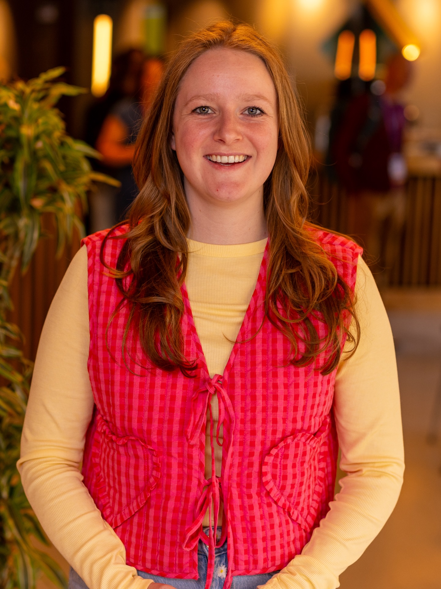 “Een drol met galm, is nog steeds een drol” - MEROL

Mijn favoriete research is gewoon ergens als bezoeker rondlopen. Ik bezoek regelmatig (zie dat als min 2x per maand) netwerkevents, inspiratiedagen, theaters en poppodia. En dan ben ik onbewust (en nu dus bewust) altijd bezig met dezelfde vraag… hoe voelt dit als gast? Van het eerste contact met het event tot het laatste contact. Waar word je welkom geheten, raak je overrompeld, en wat zorgt ervoor dat je naar huis gaat met het gevoel ‘ik wil nog een keer!’

Laatst was ik op een event waar @merolmusic keynotespreker was. Naast een hoop motiverende en inspirerende woorden van maker tot maker, kwam ik thuis met één quote die is blijven hangen. MEROL zei: “een drol met galm is nog steeds een drol.” (Ze had deze overigens ook weer van iemand anders). Ook wel.. je kan alles proberen mooier te maken, maar als de basis niet goed is, blijf je dat merken. 

En daar komt mijn aanpak vandaan. Ik combineer mijn observeringen als bezoeker met mijn ervaringen als productiepartner. Zo organiseer ik fysieke momenten alsof ik zelf de VIP gast ben. Dan voel ik precies hoe ik van een gewone bezoeker een echte fan kan maken!

Wil je meer weten over mijn aanpak, of wil je weten hoe ik jouw event ervaar? Slide lekker in de DM!