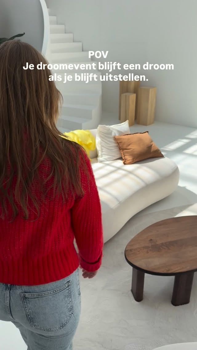 Een eigen expositie, een mini concert of een theatertour. Je droomt er al een tijdje over… maar het blijft bij dromen. Frustrerend, toch?

Dit gebeurt vaker bij makers die ik spreek. Je hoofd probeert alles tegelijk te regelen. Als je hoofd vol zit, is er geen ruimte om te ordenen… laat staan om het te realiseren.

Op dat moment voelt starten als een enorme berg en wordt “ooit” de makkelijkste optie. ZONDE! Want dan blijft je idee in je hoofd zitten.

En JIJ wil je kunst delen met publiek. Alleen niet met stress. Wat nou als je vandaag al een eerste stap kunt zetten op die berg (zonder stress 😉)?

Ik heb een mini-plan gemaakt waarmee je in maximaal 15 minuten van uitstel naar een eerste voorstel gaat. Simpel en overzichtelijk.

Reageer met ‘LET’S GO’ of ‘💪’ onder deze post en dan stuur ik je het mini-plan.

Sla dit op voor later, of stuur het naar een maker die ook vastloopt.