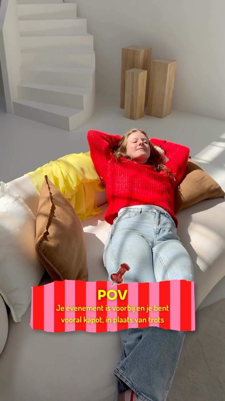 Je evenement is voorbij. En je bent vooral kapot, in plaats van trots.

Het publiek was er en het ging super goed. En toch lig je de dag erna vooral uitgeput op de bank, in plaats van dat je vol energie trots terug kan blikken op jouw eigen evenement. HET evenement waar je zo lang naartoe hebt gewerkt.

Dat komt allemaal omdat je niet alleen maker was, maar ook al het andere… productie, planner, gastvrouw, opruimploeg… dat is gewoon simpel weg teveel en dan is het logisch dat je er zelf niet optimaal van hebt kunnen genieten. 

En guess what… dit kan dus anders… goh.. Als ik al dat regelwerk van jou overneem, kan je op het moment zelf er echt van genieten. Je eigen evenement beleven samen met jouw publiek. En dan zit je de volgende dag vol energie en trots alles met iedereen te delen, in plaats van lamlendig op de bank omdat alle energie uit je gezogen is.

Dus welke maker herken jij hierin? Stuur deze door voor een wake-up call. (mag ook naar jezelf 😉)

Houdoe en tot snel! 🩷