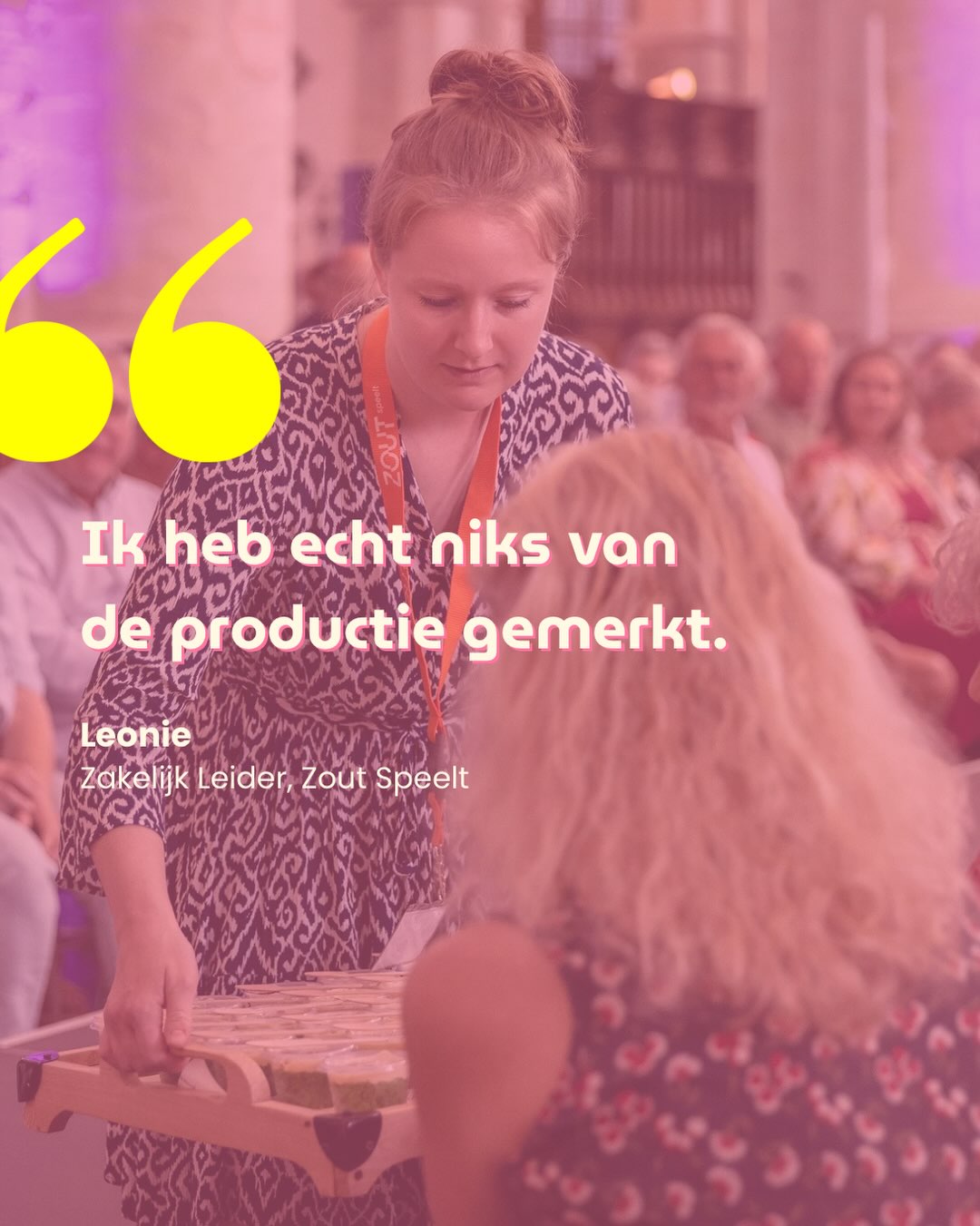 Onzichtbaar werk is goed werk in mijn wereld.

Twee kanten van hetzelfde compliment. De eerste zei Leonie, de zakelijk leider van Zout Speelt (theatergezelschap waar ik voor werk), de tweede Letizia, onze artistiek leider en regisseuse. Beide over dezelfde weken waarin ik veel meer deed dan alleen mijn eigen functie.

Achter de schuifknoppen van licht & geluid bij ‘Echte verhalen uit Zuid’, hapjes serveren bij ‘Wakker’, en tussendoor de kinderen van Letizia begeleiden die heel graag wilden helpen. Geen standaard theaterzalen, geen ervaren cast, wel alle ballen in de lucht.

Het publiek merkt er niks van. Het team gelukkig wel.

Dat doe ik met liefde en heel veel plezier, zodat zij zich kan focussen op het maken en de verhalen die ertoe doen.